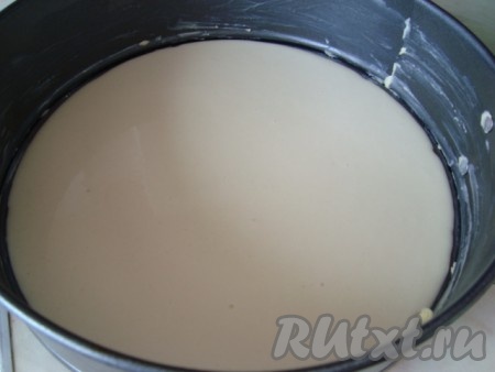 Форму смазываем маслом, выливаем часть теста так, чтобы покрыло дно.
