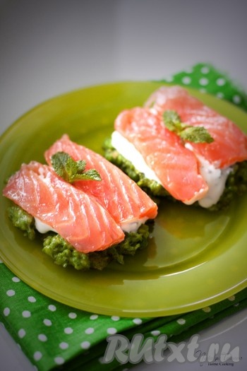 Гороховые оладьи с красной рыбой