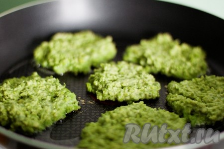 Обжарьте гороховые оладьи с каждой стороны до золотистого цвета, 3-4 минуты.