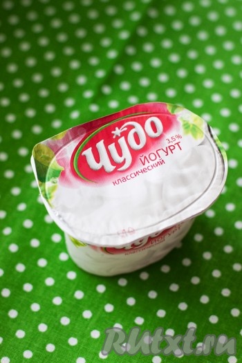 Добавьте йогурт, посолите и поперчите.