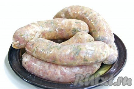 Перед обжаркой наколола колбаски иголкой, чтобы они не полопались.&nbsp;&nbsp;
