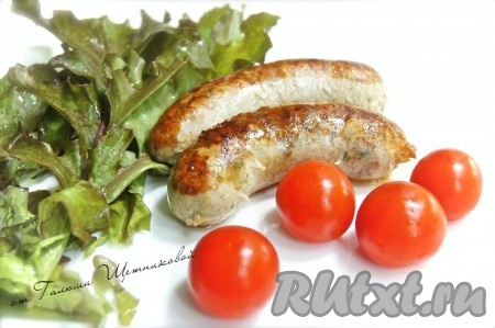 Колбаски обжарила на сковородке с растительным масло. С первой стороны до золотистой корочки, перевернула, убавила огонь, накрыла крышкой и через 15-20 минут вкусные, сочные домашние куриные колбаски готовы.