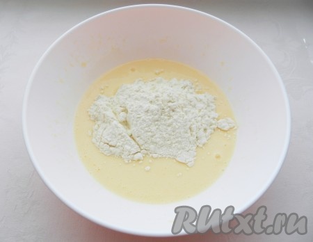 Добавить 1 стакан муки и весь разрыхлитель. Перемешать тесто до однородности, а затем постепенно подсыпать оставшуюся муку, каждый раз полностью вмешивая её в тесто. Тесто для пышек должно получиться мягким, но не липнуть к рукам и столу. Как только вы добились такой консистенции теста, значит больше муку не добавляем. Тесто на разрыхлителе не любит долгого вымешивания, поэтому замешивать его нужно быстро, иначе пышки у вас получатся резиновыми.