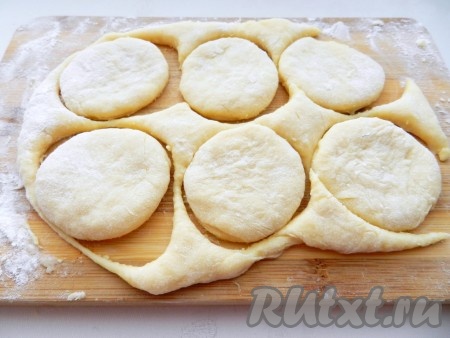 Раскатать тесто до толщины около 1 сантиметра. Стаканом вырезать из теста кружочки. В высокой сковороде разогреть хорошо растительное масло. Выложить часть пышек в сковороду и обжарить их на среднем огне до румяности с двух сторон.
