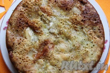 Выпекаем яблочный пирог в разогретой духовке при температуре 180 градусов 40 минут. Для того чтобы проверить готовность, прокалываем тесто сухой зубочисткой, если после прокалывания зубочистка останется чистой и сухой, значит пирог уже готов. 