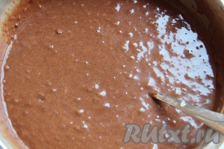 Сухие ингредиенты залить тёплым молоком и слегка перемешать, взбивать долго не нужно.