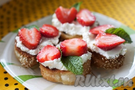 Кростини с клубникой