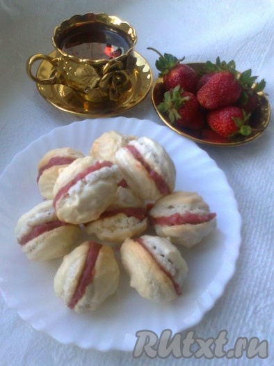 Поместим печенье в холодильник лучше на сутки, если очень спешите, то хотя бы на 1 час. Хранить&nbsp; надо в холодильнике, желательно закрытыми. И подавать на стол французское печенье "Макарон" (Macarons) нужно ОБЯЗАТЕЛЬНО холодными. Только так наше лакомство станет&nbsp; восхитительным! Хрустящая ломкая корочка, нежный пористый мякиш и вкусная начинка, чего еще желать?
