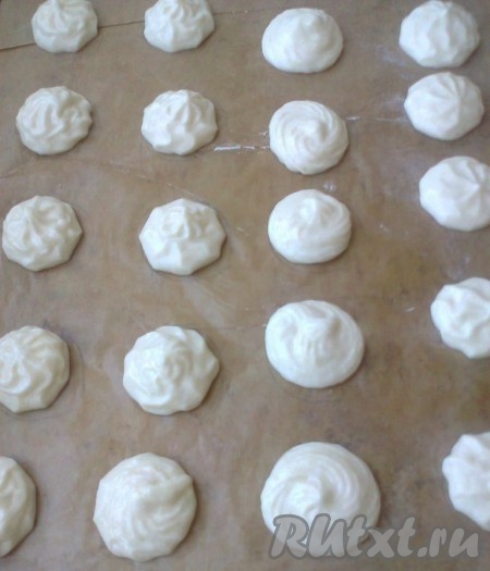 Противень застелим пекарской бумагой, снизу на бумаге карандашом нарисуем круги диаметром 3-4 см. (Я делала 3 и 4 см, на фото с клубничным кремом - 4 см, а с шоколадом - 3 см).&nbsp; Готовое тесто сложим в кондитерский мешок с насадкой  (или плотный&nbsp; пакет с отрезанным уголком) и отсадим в центр круга заготовки-кружочки.&nbsp; Диаметр заготовок 2-3 см, учитываем, что тесто растекается, делаем расстояние между ними такое же 2-3 см. И оставляем заготовки печенья "Макарон", ничем не накрывая, подсыхать примерно на час, а лучше - на два часа для образования&nbsp; корочки.
