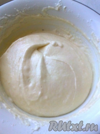 Аккуратно прибавим сахарно-миндальную смесь в белки, вымешивая тесто силиконовой лопаткой или столовой ложкой снизу вверх или круговыми движениями.