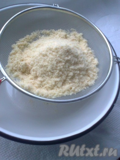 Миндальную муку и сахарную пудру просеем через сито.
