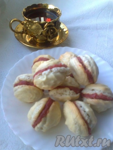 Теперь приготовим макарон (macarons): на центр печенья положим немного ягодной&nbsp; начинки и придавим другим печеньем. Таким образом соединим все половинки. 
