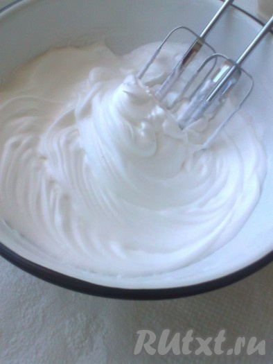 Взбиваем состаренные белки (не бойтесь, они неиспорченные) комнатной температуры (не из холодильника) с щепоткой соли до мягких пиков. Затем постепенно добавляя сахар, взбиваем&nbsp; белки до глянцевого блеска и твердых пиков (всего 7 минут).

