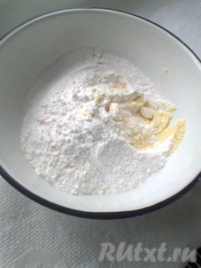 Миндальную муку и сахарную пудру просеем через сито.