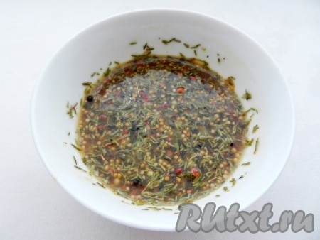 Смешать апельсиновый сок с солью и специями.