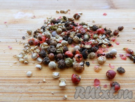 Перцы растолочь в ступке или раздавить плоской стороной ножа.