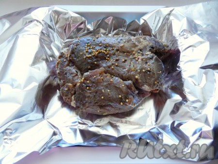 Духовку разогреть до 200 градусом. Говядину плотно завернуть в фольгу, поместить в духовку и запекать 1 час.
