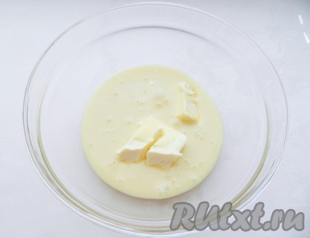 Смешать сгущенное молоко с размягченным сливочным маслом.
