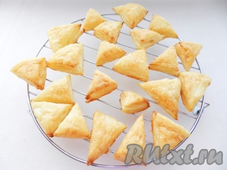 Испеченное печенье переложить на решетку и остудить.