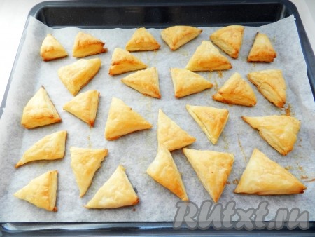 Запечь в разогретой до 200 градусов духовке в течение 13-15 минут до золотистого цвета.
