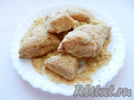 Затем обвалять печенье в крошках.