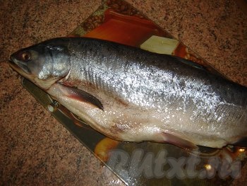 Выпотрошите горбушу, разрежьте на порционные кусочки.
