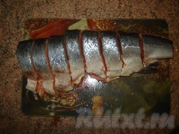 Выпотрошите горбушу, разрежьте на порционные кусочки.