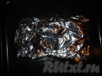 Накрываем рыбу фольгой и отправляем в духовку на 20–25 минут при температуре 180 градусов.
