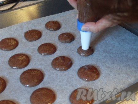 Отсадить с помощью кондитерского мешочка на лист, выстланный пергаментной бумагой.
