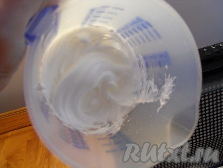 Тщательно перемешать сахарную пудру с молотым миндалем и крахмалом. Взбить белки до устойчивых пиков.