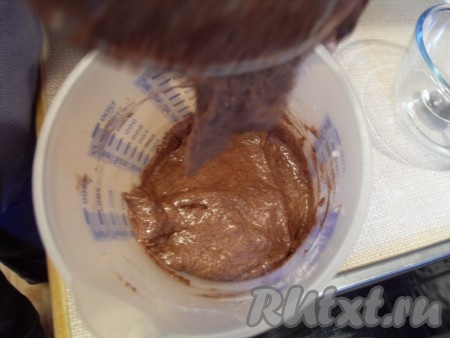  Аккуратно добавить смесь сахарной пудры с миндалем и крахмалом к белкам, тщательно перемешать.