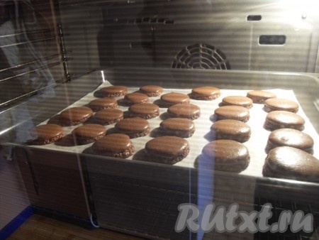 Поставить лист в ХОЛОДНУЮ духовку и включить ее на 50 градусов (для образования корочки сверху). Выпекать макаруны при этой температуре 20 минут, затем увеличить температуру до 150 градусов и выпекать еще 15 минут (печенье увеличится в размерах).
