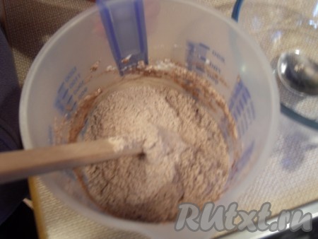 Не забудьте в зависимости от вида макарунов добавить пищевой краситель или какао в смесь сухих ингредиентов. Аккуратно добавить смесь сахарной пудры с миндалем и крахмалом к белкам, тщательно перемешать. 
