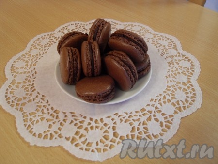  Смазать одну половинку macaroon прослойкой (около 3 мм толщиной) и положить вторую половинку macaroon сверху. Вот как выглядят шоколадные macaroons.