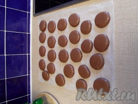 Достать macaroons из духовки и охладить 10-15 минут, снять с пергаментной бумаги.
