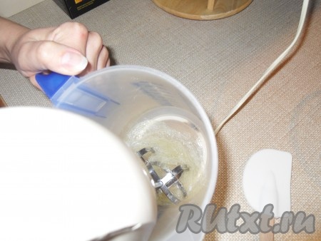 Тщательно перемешать сахарную пудру с молотым миндалем и крахмалом. Взбить белки до устойчивых пиков.