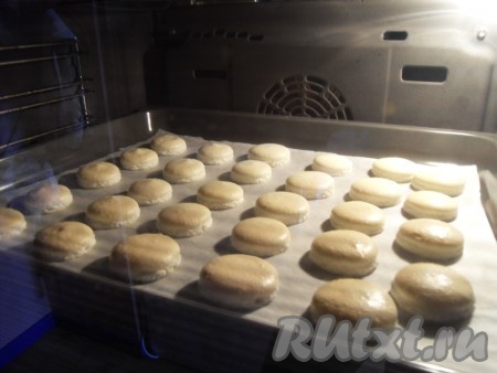 Поставить лист в ХОЛОДНУЮ духовку и включить ее на 50 градусов (для образования корочки сверху). Выпекать макаруны при этой температуре 20 минут, затем увеличить температуру до 150 градусов и выпекать еще 15 минут (печенье увеличится в размерах).