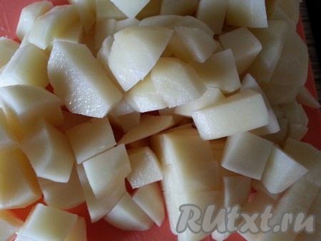 Воду довести до кипения, посолить, положить в нее нарезанный кубиками картофель и мелко нарезанный лук. 