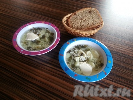 Дать супу с щавелем настояться минут 10 и можно подавать на стол, не забыв добавить сметану!
