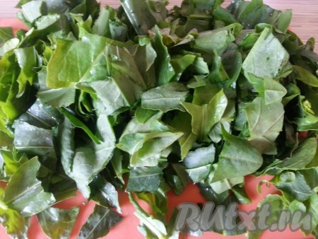 Сразу после яиц кладём в суп порубленный щавель и выключаем огонь.
