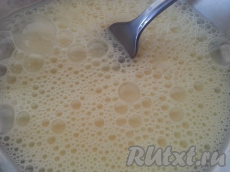 Затем, медленно помешивая, не торопясь добавляем взбитые яйца в кипящий суп.
