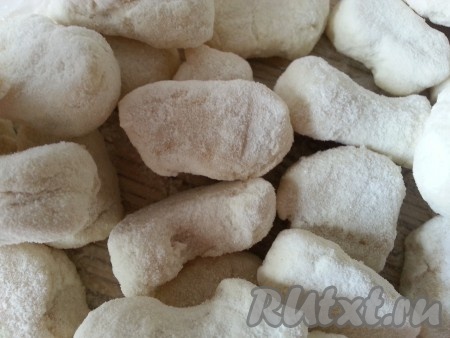 Варить до готовности картофеля. Добавить картофельные клецки (они у меня были в заготовках мороженные), дать им прокипеть 1 минуту.