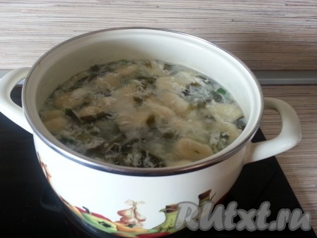 Снять пробу на соль. Накрыть крышкой.
