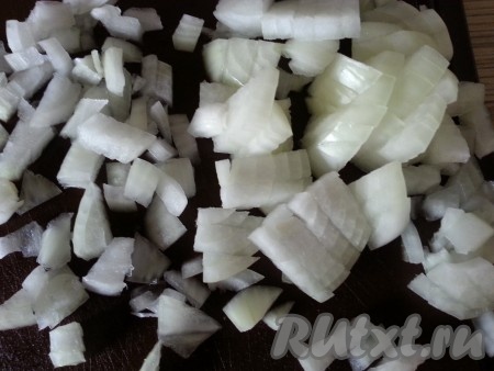 Воду довести до кипения, посолить, положить в нее нарезанный кубиками картофель и мелко нарезанный лук. 