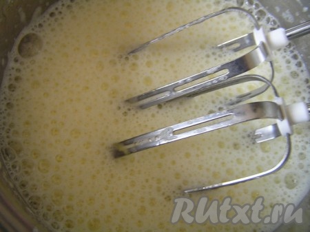 влить молоко и мартини, еще взбить.