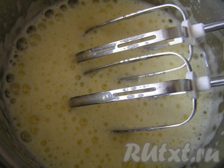 Яйца взбить с сахаром и ванилином,