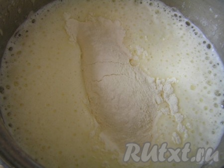 Всыпать муку с разрыхлителем и солью, еще немного взбить.