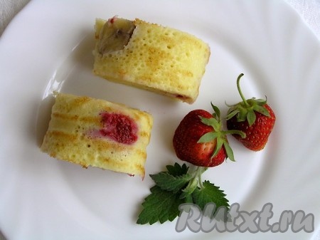 Теперь нарезать на небольшие кусочки и тут же подавать наши блинные роллы с бананом и клубникой!
