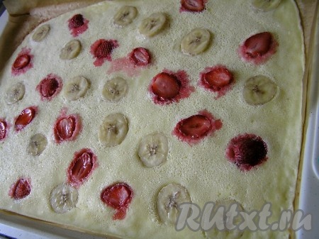 Поставить в разогретую до 180 градусов духовку, выпекать 12 минут.
