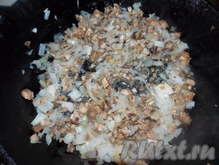 Ножки грибов и лук мелко нарезаем и обжариваем на растительном масле, немного подсолив и добавив 2 чайные ложки сметаны (это будет наша начинка для шампиньонов).
